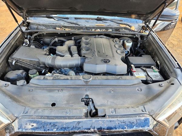2017 TOYOTA 4RUNNER Ltd/SR5/SR5 Premium — Engine bay