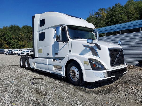 2016 VOLVO VN — Passenger 3/4