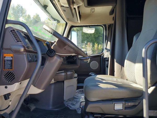 2016 VOLVO VN — DENT