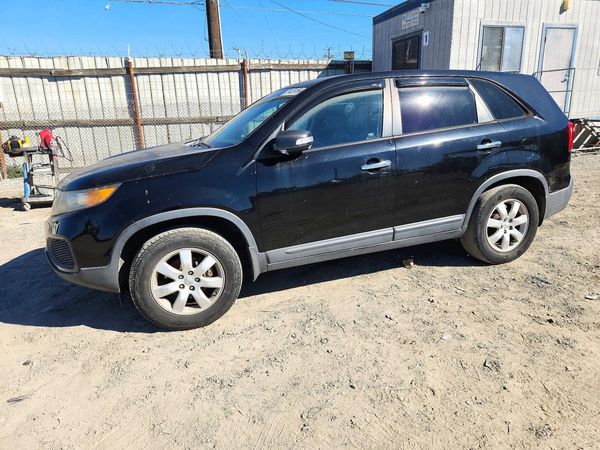 2013 KIA SORENTO Base / LX — Front 3/4