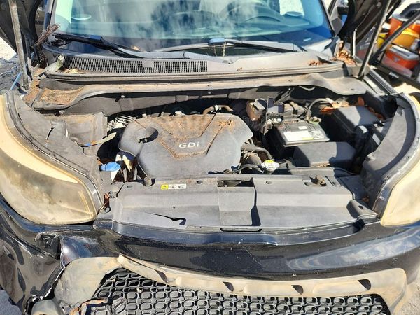 2014 KIA SOUL GL(BASE) — Engine bay