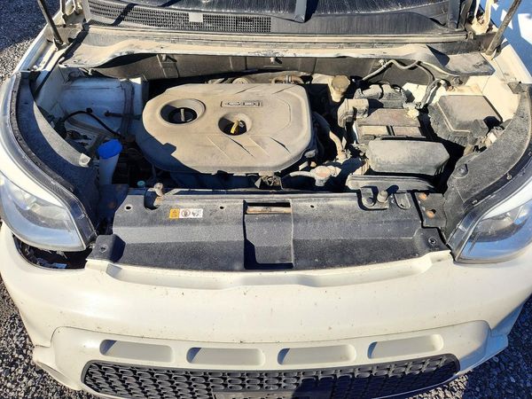 2016 KIA SOUL Exclaim — Engine bay