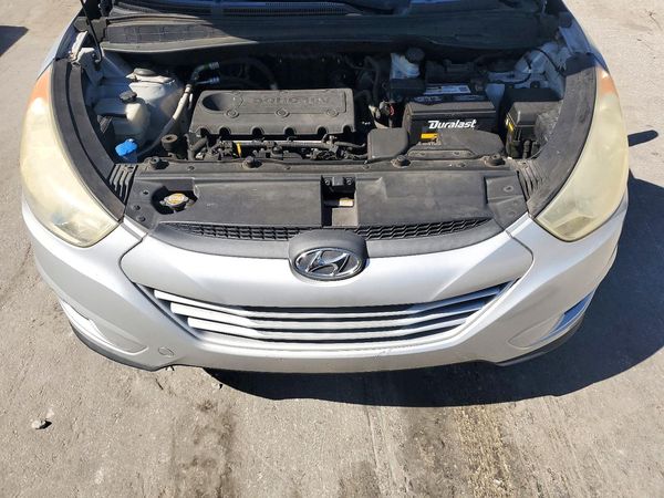 2012 HYUNDAI TUCSON GLS — Engine bay