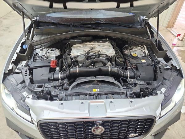 2021 JAGUAR F-PACE — Engine bay