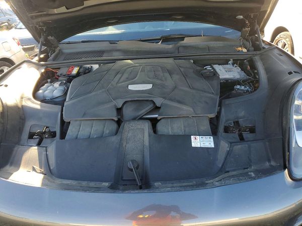 2021 PORSCHE CAYENNE — Engine bay