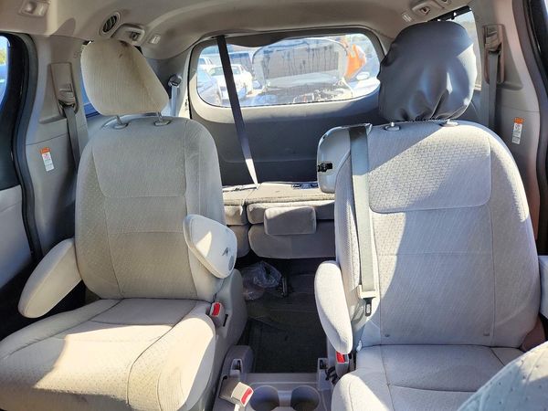 2015 TOYOTA SIENNA — SUVN