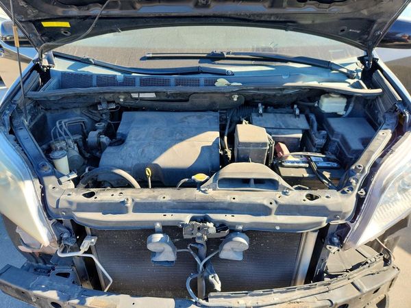 2015 TOYOTA SIENNA — Engine bay