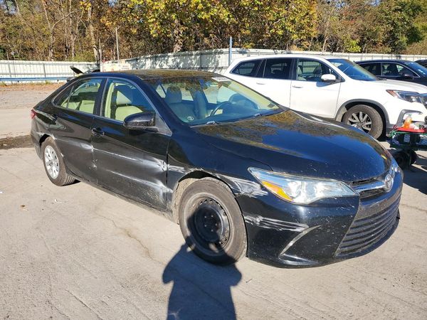 2015 TOYOTA CAMRY — Passenger 3/4