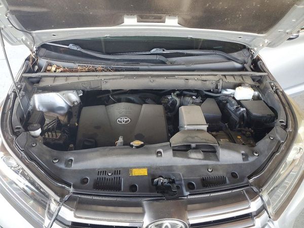 2017 TOYOTA HIGHLANDER Ltd/Ltd Platinum — Engine bay