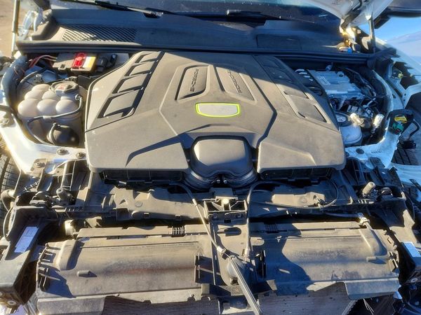 2022 PORSCHE CAYENNE Turbo S E-Hybrid Coupe — Engine bay