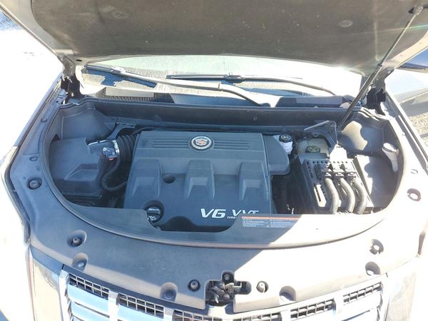 2013 CADILLAC SRX Base — Engine bay