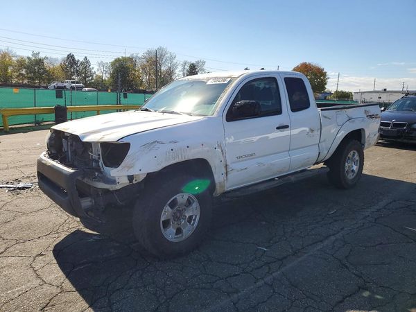 2015 TOYOTA TACOMA Delux Grade — Front 3/4