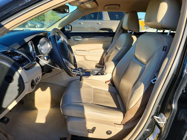 2014 CHRYSLER 300 — DENT