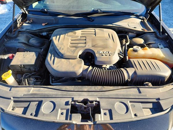 2014 CHRYSLER 300 — Engine bay