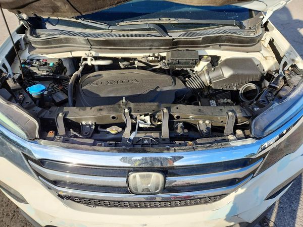 2016 HONDA PILOT TOURING — Engine bay