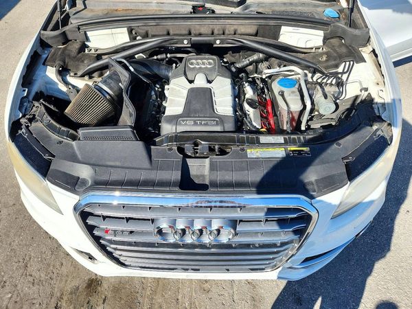2015 AUDI SQ5 Premium Plus — Engine bay