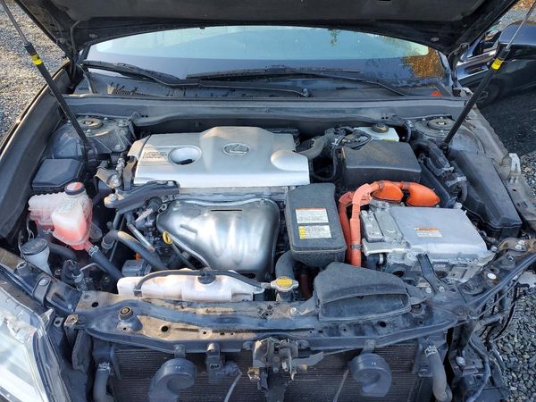 2015 LEXUS ES 300h — Engine bay