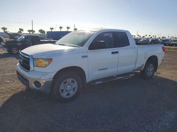 2013 TOYOTA TUNDRA SR5 — Front 3/4