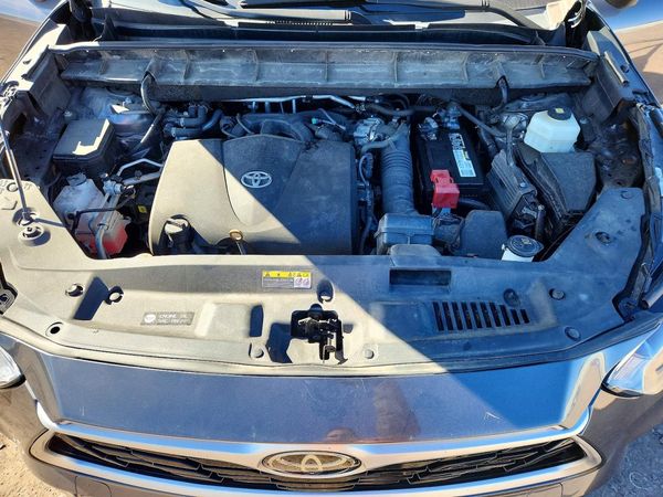 2021 TOYOTA HIGHLANDER L — Engine bay