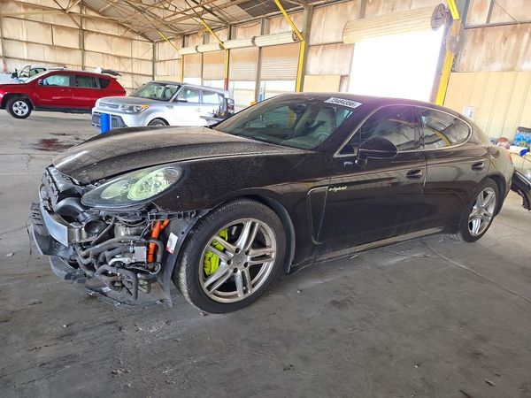 2014 PORSCHE PANAMERA S Hybrid — Front 3/4