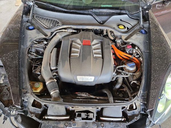 2014 PORSCHE PANAMERA S Hybrid — Engine bay