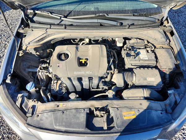 2018 HYUNDAI ELANTRA — Engine bay