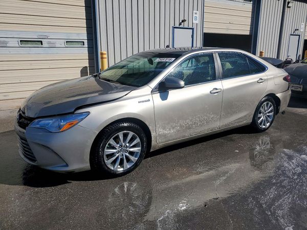 2015 TOYOTA CAMRY Hybrid — Front 3/4