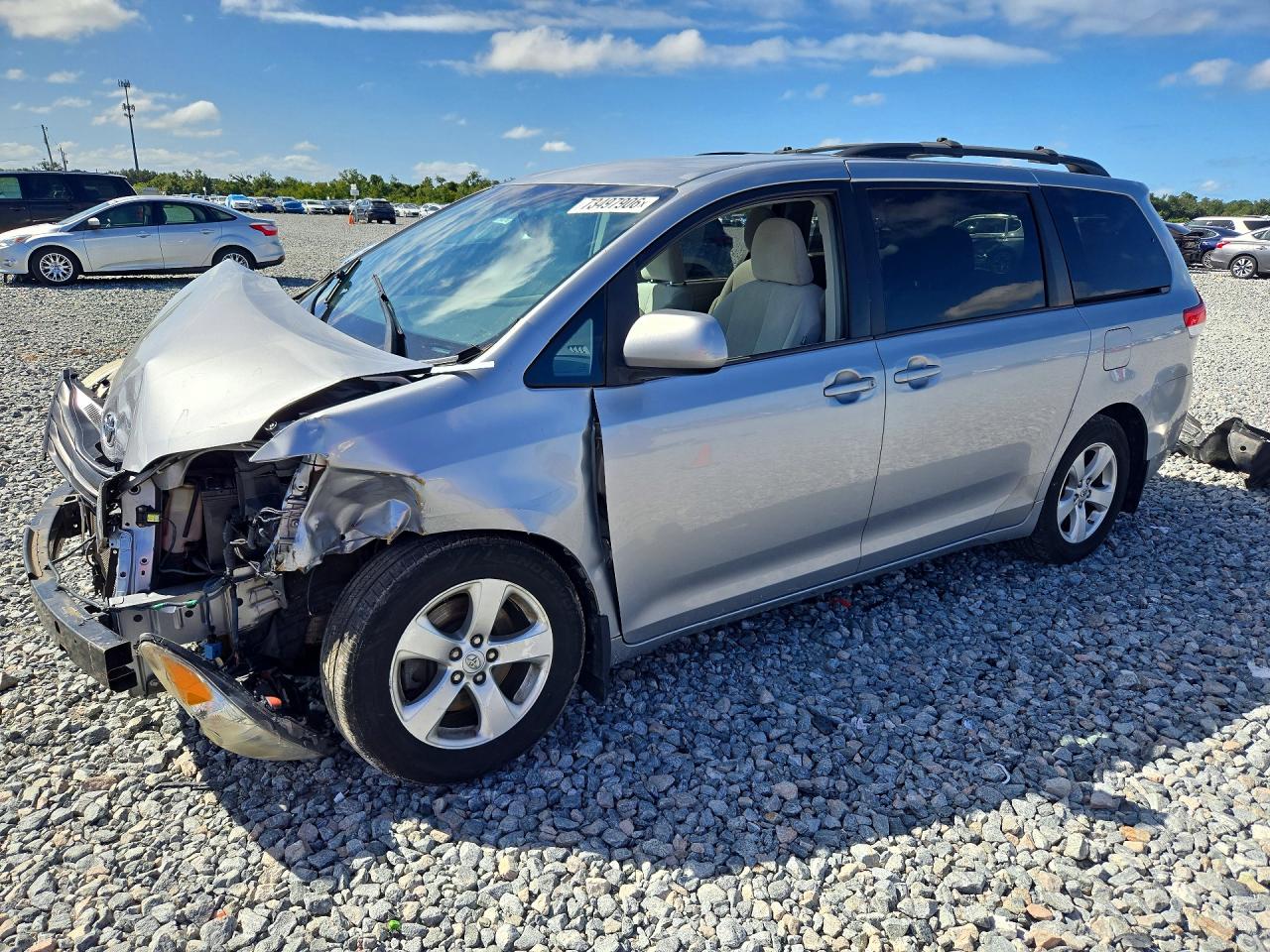 2013 TOYOTA SIENNA — Front 3/4