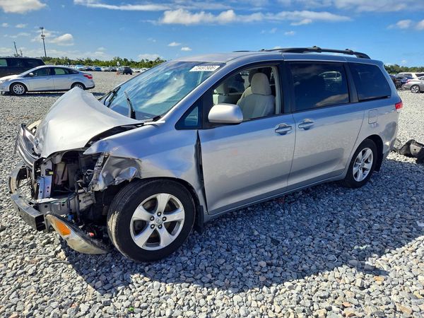 2013 TOYOTA SIENNA — Front 3/4
