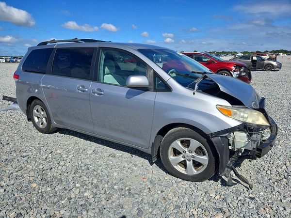 2013 TOYOTA SIENNA — Passenger 3/4