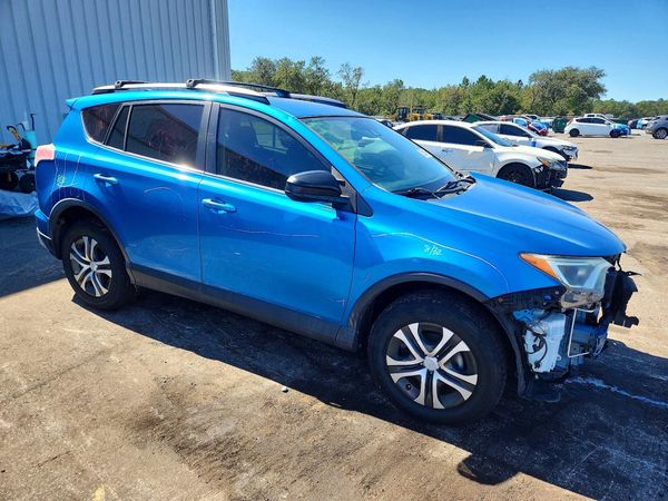 2017 TOYOTA RAV4 LE — Passenger 3/4