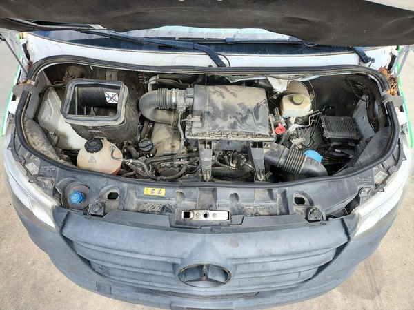 2020 MERCEDES-BENZ SPRINTER 907 (VS30) — Engine bay