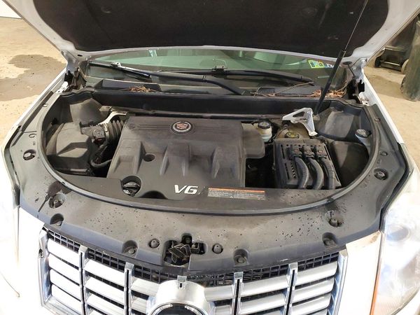 2013 CADILLAC SRX Luxury — Engine bay