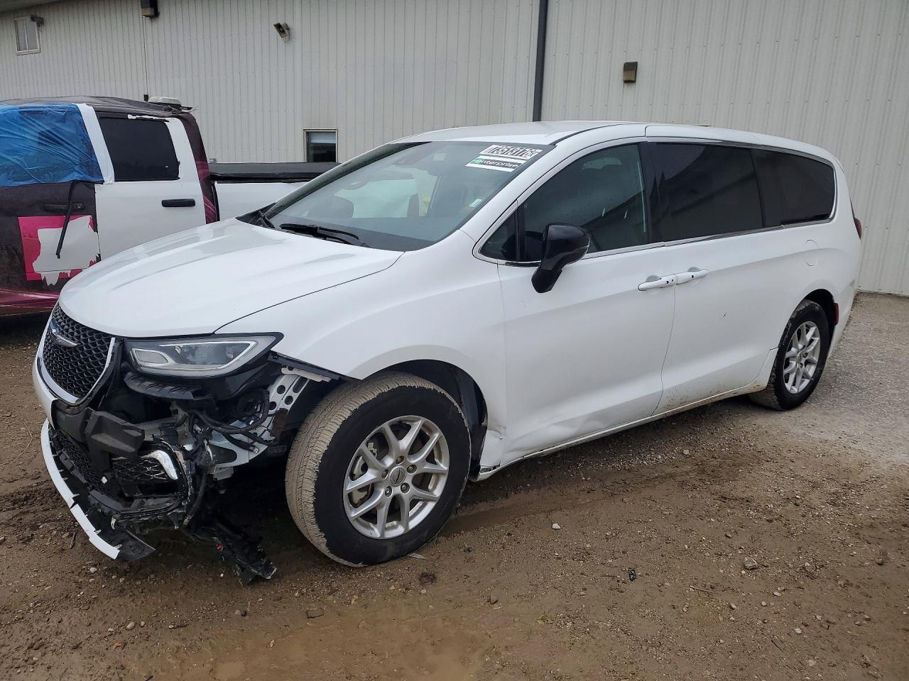2025 CHRYSLER PACIFICA Select — Front 3/4