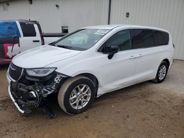 2025 CHRYSLER PACIFICA Select — Front 3/4