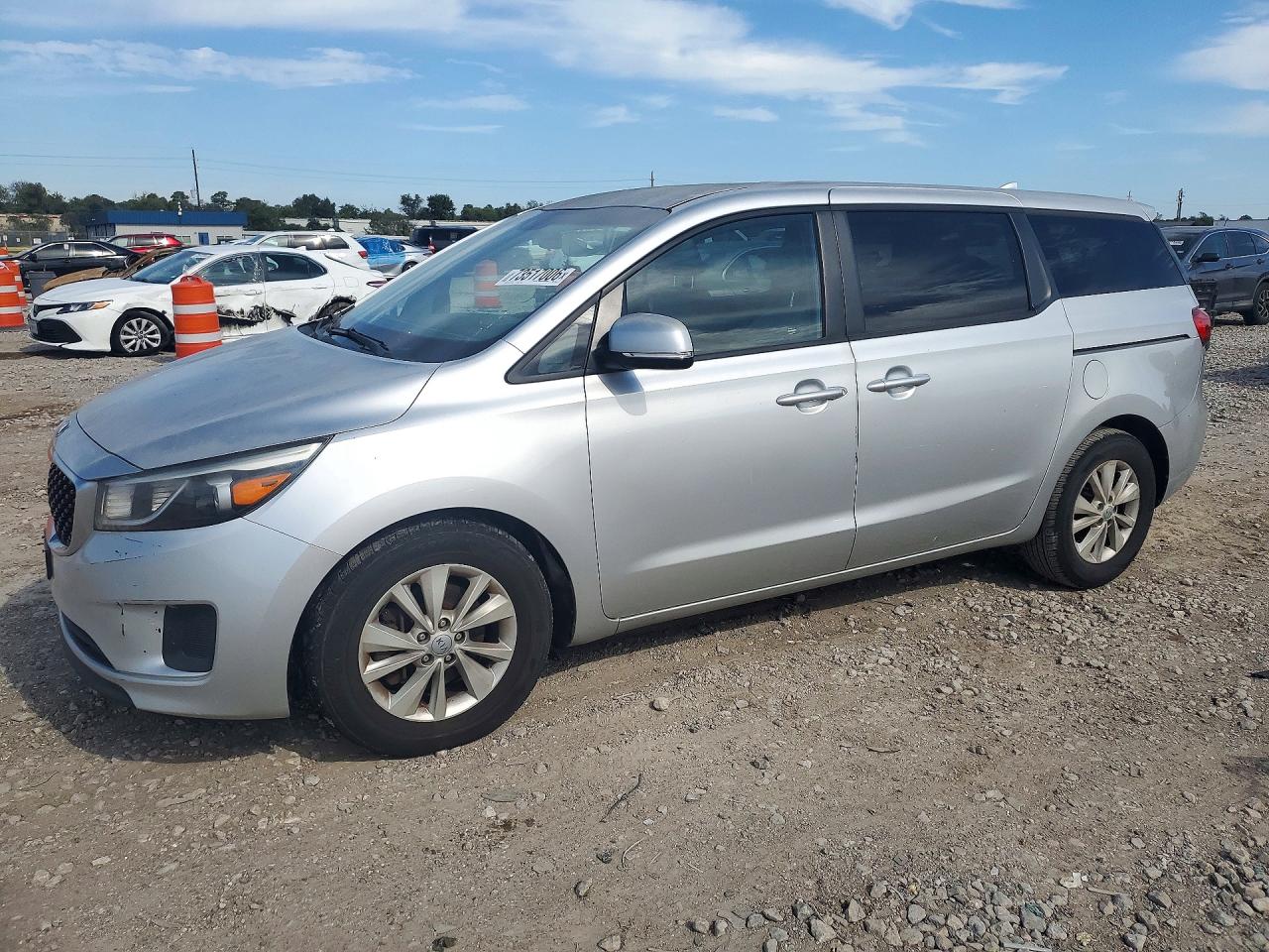 2017 KIA SEDONA LX — Front 3/4