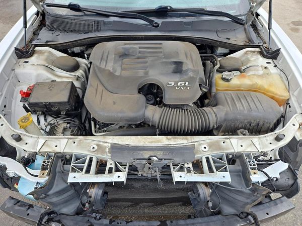 2017 DODGE CHARGER SE — Engine bay
