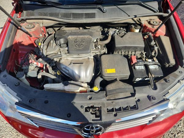 2014 TOYOTA CAMRY — Engine bay