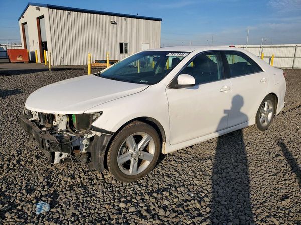 2014 TOYOTA CAMRY — Front 3/4