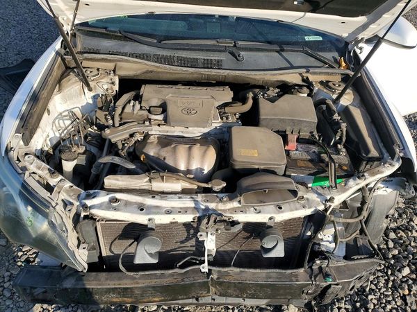 2014 TOYOTA CAMRY — Engine bay