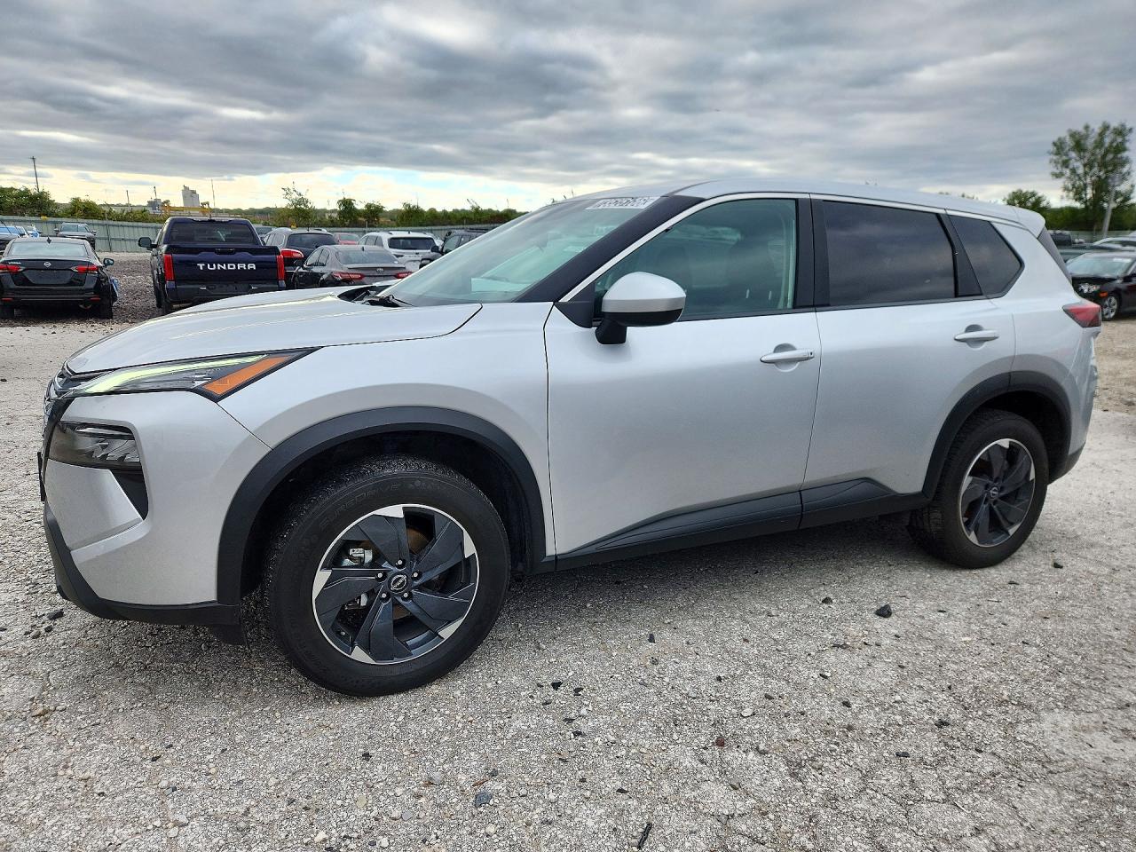 2025 NISSAN ROGUE SV — Front 3/4