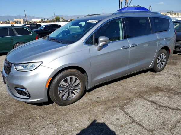 2021 CHRYSLER PACIFICA Touring L — Front 3/4
