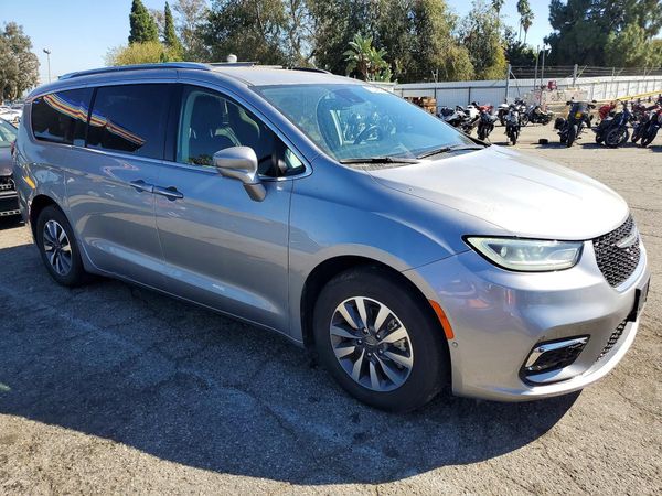 2021 CHRYSLER PACIFICA Touring L — Passenger 3/4