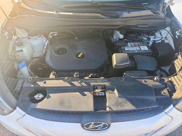 2014 HYUNDAI TUCSON GL (Middle-low Level) — Engine bay