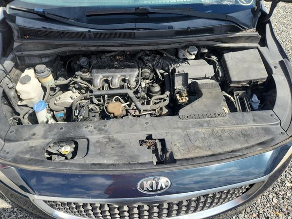2015 KIA SEDONA GL - Middle-low — Engine bay