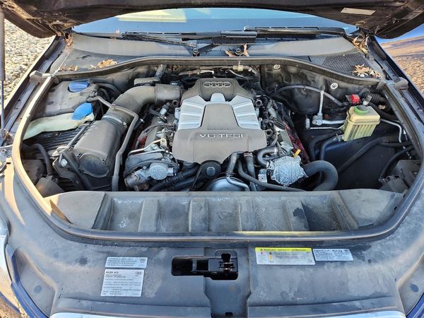 2015 AUDI Q7 Premium Plus — Engine bay