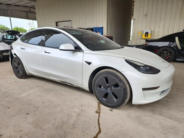2022 TESLA MODEL 3 — Passenger 3/4