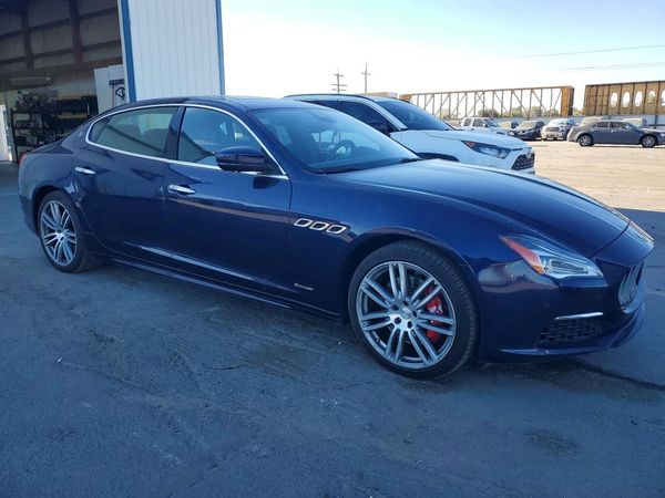 2018 MASERATI QUATTROPORTE Luxury — Passenger 3/4