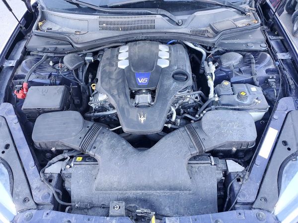 2018 MASERATI QUATTROPORTE Luxury — Engine bay