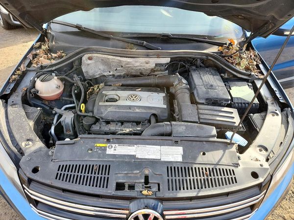 2017 VOLKSWAGEN TIGUAN SEL 4Motion — Engine bay